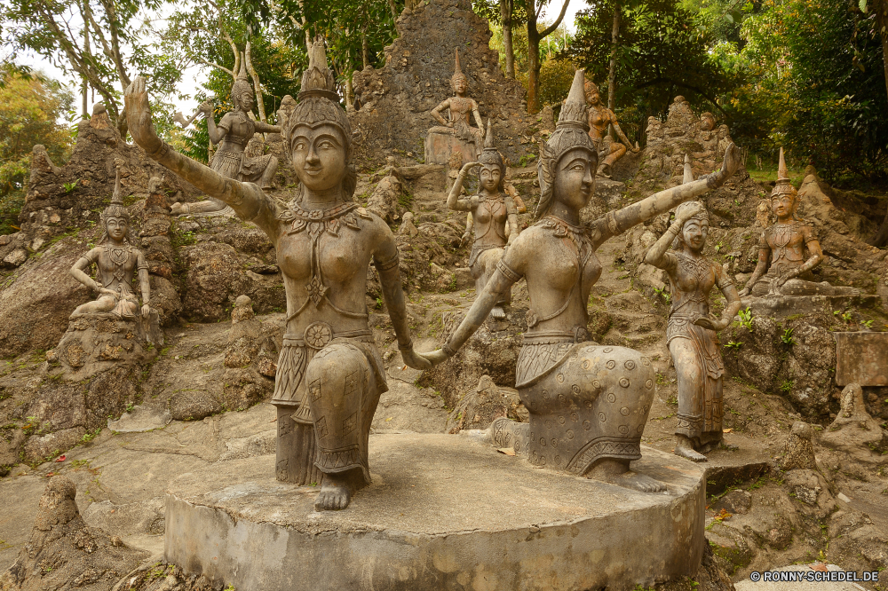 Secret Buddha Garden / Ko Samui Tempel Statue Skulptur Religion Antike Kultur Stein Reisen Schnitzerei religiöse Architektur Kunst alt Geschichte Tourismus Osten Gott traditionelle Orientalische Denkmal Gottesdienst Spiritualität spirituelle Tourist historischen Antik Gold Erbe Meditation berühmte plastic art Südosten Gesicht China Struktur Tradition heilig Ruine beten Spalte Baum Gebäude Frieden beten Palast heilig historische Kirche Bangkok Dekoration glauben Schrein geschnitzt Grand Gebet Golden Kopf Wahrzeichen Welt Weltanschauung Stadt verzieren Abbildung Brunnen Statuen meditieren Jahrhundert gelassene Gedenkstätte Idol Ruine sitzen Elefant Park howdah temple statue sculpture religion ancient culture stone travel carving religious architecture art old history tourism east god traditional oriental monument worship spirituality spiritual tourist historic antique gold heritage meditation famous plastic art southeast face china structure tradition sacred ruin pray column tree building peace praying palace holy historical church bangkok decoration faith shrine carved grand prayer golden head landmark world belief city ornate figure fountain statues meditate century serene memorial idol ruins sitting elephant park howdah