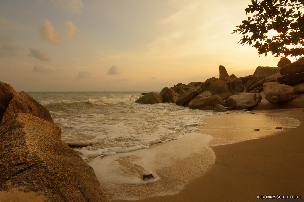 Hin Ta Hin Ya / Ko Samui Strand Sand Meer Ozean Küste Wasser Ufer Himmel Boden Landschaft Fels Reisen Urlaub Insel Welle Felsen Wellen Sonne Erde am Meer Küste Sommer landschaftlich Bucht Wolken Tropischer Urlaub Vorgebirge seelandschaft Paradies Stein Küstenlinie Tourismus Sonnenuntergang Szenerie sonnig Pazifik natürliche Höhe Entspannen Sie sich Küste Surf felsigen Wolke Klippe Horizont im freien geologische formation klar Gezeiten friedliche Reflexion im freien Sonnenaufgang Wellenbrecher Erholung Baum Szene Barrier Umgebung natürliche warm Kap Türkis Berg Steine Sonnenschein Palm Ruhe Licht Wetter Park Sturm idyllische Wind 'Nabend Frieden romantische sandigen Schaum Orange Ziel See Farbe Berge Struktur entspannende hell Frühling Meeresküste gischt ruhig Dämmerung Klima Traum bewölkt Resort Stadt Boot exotische ruhige Obstruktion Sonnenlicht Tag Saison niemand beach sand sea ocean coast water shore sky soil landscape rock travel vacation island wave rocks waves sun earth seaside coastline summer scenic bay clouds tropical holiday promontory seascape paradise stone shoreline tourism sunset scenery sunny pacific natural elevation relax coastal surf rocky cloud cliff horizon outdoor geological formation clear tide peaceful reflection outdoors sunrise breakwater recreation tree scene barrier environment natural warm cape turquoise mountain stones sunshine palm calm light weather park storm idyllic wind evening peace romantic sandy foam orange destination lake color mountains structure relaxing bright spring seashore spray quiet dusk climate dream cloudy resort city boat exotic tranquil obstruction sunlight day season nobody