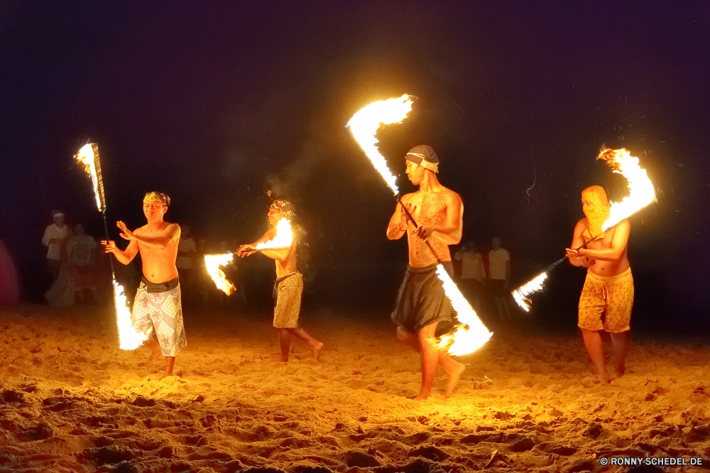 Khao Lak Flammenwerfer Waffe Instrument Gerät Fackel Licht Sonnenuntergang Kontur Menschen Lichtquelle Strand Himmel Sonne Mann Männchen Person Landschaft Ozean im freien Sonnenaufgang 'Nabend Sommer aktive Wasser paar Meer Orange im freien Dämmerung Lebensstil Glück Reisen Urlaub glücklich Liebe Küste Freude Freizeit Urlaub Junge Sand außerhalb sonnig Erwachsener dunkel Familie zusammen Spaß Männer zwei Wolken Horizont Sport Nacht Wandern Freiheit attraktive Berg Dämmerung frei Feuer Entspannen Sie sich heiß Entspannung Tourismus Gefahr Erholung Aktivität romantische Körper Leben Fels Ausführen Brennen Wüste Aktion Farbe bunte Frauen Gras flamethrower weapon instrument device torch light sunset silhouette people source of illumination beach sky sun man male person landscape ocean outdoors sunrise evening summer active water couple sea orange outdoor dusk lifestyle happiness travel vacation happy love coast joy leisure holiday boy sand outside sunny adult dark family together fun men two clouds horizon sport night hiking freedom attractive mountain twilight free fire relax hot relaxation tourism danger recreation activity romantic body life rock run burn desert action color colorful women grass