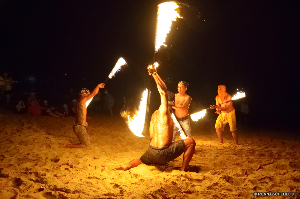 Khao Lak Fackel Flammenwerfer Licht Waffe Lichtquelle Instrument Gerät Feuer heiß Orange Flamme Wärme Brennen dunkel Nacht Mann Flammen Sonnenuntergang Person Menschen Männchen Wasser schwarz warm Lagerfeuer Gefahr Erwachsener Rauch Kontur im freien Landschaft Strand Brennen gelb attraktive Männer Himmel Energie posieren Sand Körper Stein Sport Farbe entzünden entzündlich Kamin sexy paar Fels Urlaub Meer gefährliche im freien Holz Sonne Innenraum Lebensstil Heiße Glut Feurige Reisen Tanzen alt Dämmerung Entspannung Sonnenaufgang 'Nabend Ozean Urlaub Dame Sinnlichkeit schmutzig Gebäude Frauen torch flamethrower light weapon source of illumination instrument device fire hot orange flame heat burn dark night man flames sunset person people male water black warm bonfire danger adult smoke silhouette outdoors landscape beach burning yellow attractive men sky energy posing sand body stone sport color ignite flammable fireplace sexy couple rock holiday sea dangerous outdoor wood sun interior lifestyle blaze fiery travel dancing old dusk relaxation sunrise evening ocean vacation lady sensuality dirty building women