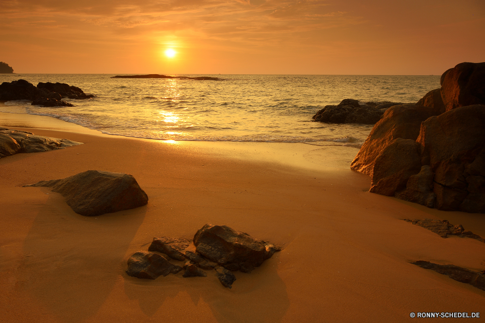 Khao Lak Strand Meer Ozean Wasser Sand Küste Sonnenuntergang Himmel Sonne Reisen Insel Landschaft Ufer Urlaub Welle Sommer Wellen Sonnenaufgang am Meer Tropischer Wolken landschaftlich Bucht Küste Urlaub Schiff Fels Szenerie Wrack Tourismus Entspannen Sie sich Horizont Paradies Kontur friedliche Surf Wolke seelandschaft Stein Felsen 'Nabend Boot Ruhe sonnig Dämmerung Schiff Szene Wetter Küstenlinie im freien Reflexion romantische Orange im freien entspannende Farbe Sonnenlicht Baum warm Tourist dunkel Gezeiten Licht Morgenröte Angeln Erholung Küste Sturm Reise idyllische bunte ruhige Menschen Nacht klar Pazifik natürliche gelb Handwerk Boden Sonnenschein Ziel Entspannung Körper des Wassers Tag Golden dramatische Tapete Wind Palm Resort Freizeit Berge See Bäume beach sea ocean water sand coast sunset sky sun travel island landscape shore vacation wave summer waves sunrise seaside tropical clouds scenic bay coastline holiday ship rock scenery wreck tourism relax horizon paradise silhouette peaceful surf cloud seascape stone rocks evening boat calm sunny dusk vessel scene weather shoreline outdoor reflection romantic orange outdoors relaxing color sunlight tree warm tourist dark tide light dawn fishing recreation coastal storm trip idyllic colorful tranquil people night clear pacific natural yellow craft soil sunshine destination relaxation body of water day golden dramatic wallpaper wind palm resort leisure mountains lake trees