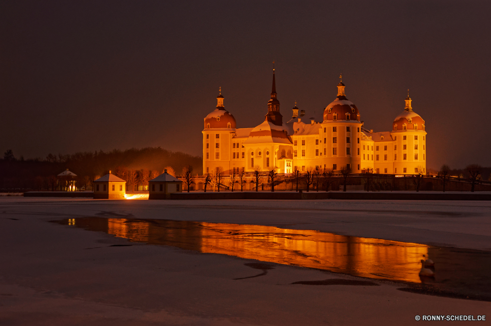 Schloss Moritzburg Palast Residenz Gebäude Haus Stadt Nacht Fluss Architektur Turm Brücke Wohnung Urban Reisen Hauptstadt berühmte Tourismus Wahrzeichen Stadt Kirche Wasser Struktur Reflexion Stadtansicht alt Geschichte Himmel Schloss Tourist Kathedrale 'Nabend Parlament Kultur Szene Gehäuse Licht Straße Uhr Platz Regierung historischen Dämmerung England Religion Gebäude Denkmal landschaftlich Kuppel Landschaft beleuchtete Sonnenuntergang Tempel historische Lichter St. Bau Politik aussenansicht traditionelle Dämmerung St Häuser Stein dunkel nationalen Beleuchtung Sommer See Zentrum Zeit Orthodoxe Reflexionen architektonische Urlaub Brunnen Metropole Zentrale Königreich Antike Mauer Panorama Vereinigte Wolken Skyline Backstein Sonnenaufgang Gold Platz Farbe Kunst am Wasser Tag Meer palace residence building house city night river architecture tower bridge dwelling urban travel capital famous tourism landmark town church water structure reflection cityscape old history sky castle tourist cathedral evening parliament culture scene housing light street clock place government historic dusk england religion buildings monument scenic dome landscape illuminated sunset temple historical lights saint construction politics exterior traditional twilight st houses stone dark national illumination summer lake center time orthodox reflections architectural holiday fountain metropolis central kingdom ancient wall panorama united clouds skyline brick sunrise gold square color art waterfront day sea